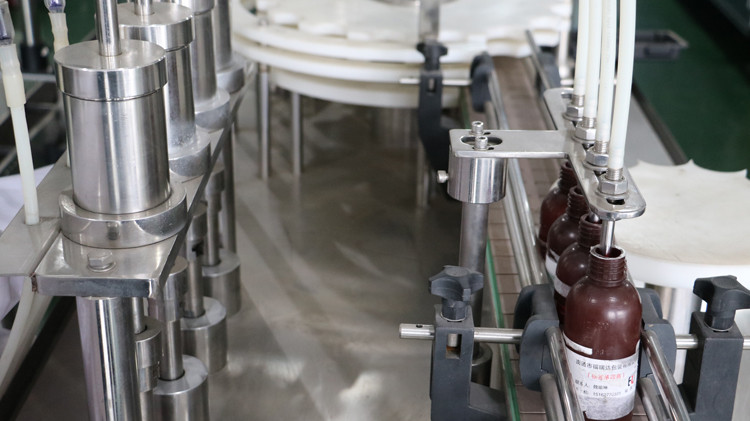 เครื่องบรรจุขวดกลมขนาด 500 มล. พร้อมฝาปิดผนึกและล้อวิ่งดาว